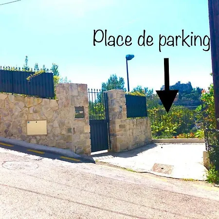 Avec Vue Dans Le Centre Du Vieux Village, Terrasse Et Parking * Èze